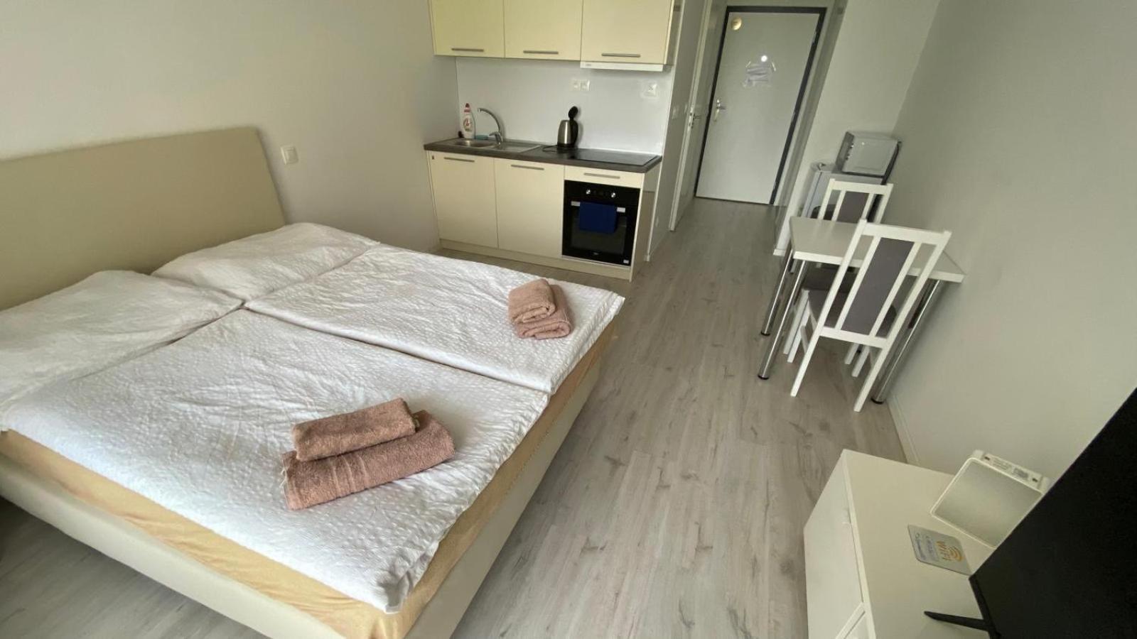 1 Room Apartment With Terrace, Slnecnice, 18B Bratislava Buitenkant foto